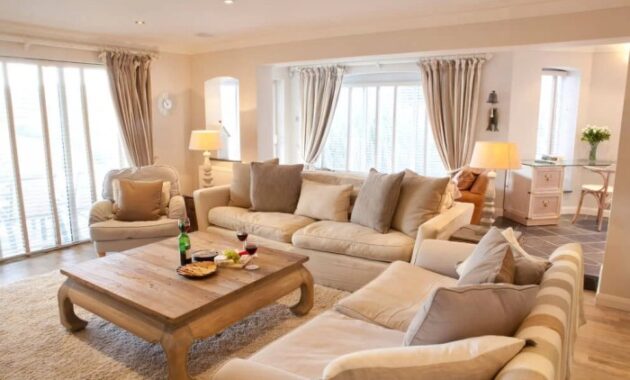 How to decorate living room with beige sofa